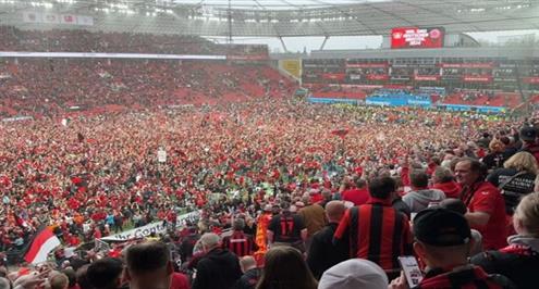 جماهير باير ليفركوزن تقتحم الملعب وتحتفل بلقب الدوري الألماني