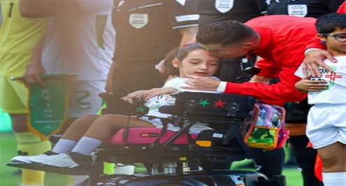 لفتة إنسانية رائعة من رونالدو قبل بداية مباراة البرتغال وايرلندا