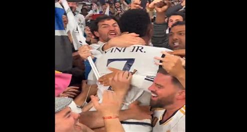 فينسيوس يحتفل مع جماهير ريال مدريد بعد التتويج بدوري أبطال أوروبا