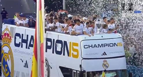 احتفال ورقص لاعبي ريال مدريد مع الجماهير في شوارع مدريد