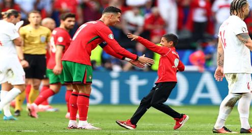 طفل يقتحم ملعب مباراة البرتغال وتركيا ليلتقط سيلفي مع رونالدو