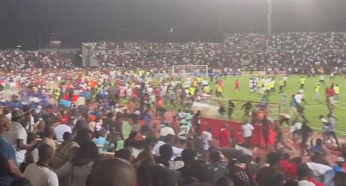 الجماهير تقتحم مباراة إنيمبا ورينجرز في الدوري النيجيري بعد ركلة جزاء مثيرة
