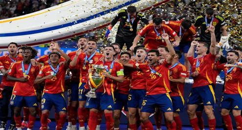 لحظة تتويج منتخب إسبانيا ببطولة يورو 2024
