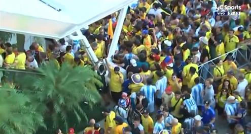 الجماهير تقتحم ملعب مباراة الأرجنتين وكولومبيا في نهائي كوبا أمريكا