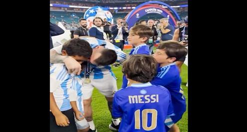 ميسي مع الأطفال .. احتفال خاص من نجم الأرجنتين بعد الفوز بكوبا أمريكا