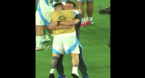 عناق خاص بين ميسي وسكالوني بعد فوز الأرجنتين بكوبا أمريكا