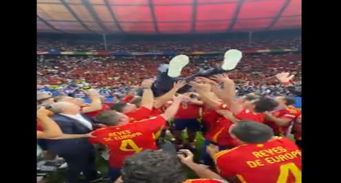 احتفال لاعبى اسبانيا مع المدرب بعد التتويج ببطولة اليورو