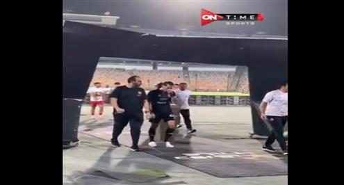 خروج إمام عاشور متأثرا بإصابتة في أنفه أثناء خروجه من الملعب بين شوطي المباراة 