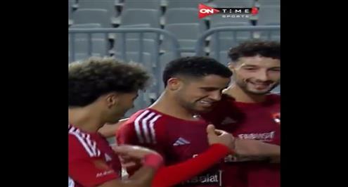 رقصة خاصة من لاعبي الأهلي احتفالا بهدف وسام أبو علي أمام المصري 