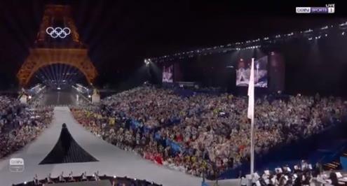 لحظة رفع العلم الأولمبي في دورة الألعاب الأولمبية باريس 2024