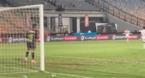 شاهد تصدي محمود الشناوي حارس الزمالك أمام بيراميدز من الملعب
