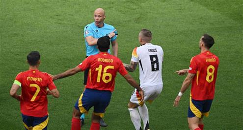 توني كروس يتسبب في إصابة بيدري في مباراة إسبانيا وألمانيا