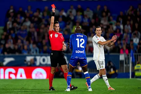 طرد آلان نيوم لاعب خيتافي بعد أقل من دقيقة من مشاركته أمام ريال مدريد