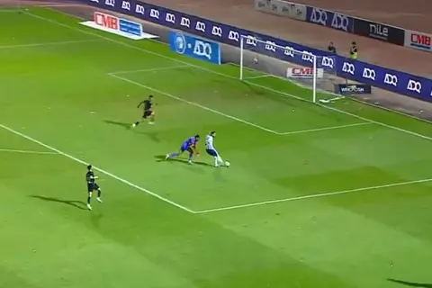 أغرب هدف ضائع من مروان حمدي في مباراة بيراميدز وفاركو