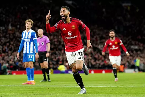 هدف مانشستر يونايتد الأول أمام برايتون (ماتيوس كونيا)