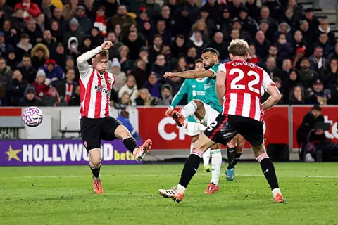 محمد صلاح يسجل هدف ليفربول الثاني أمام برينتفورد