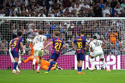 مبابي يهدر ضربة جزاء أمام برشلونة