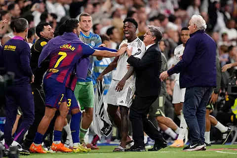 مشادات واشتباكات بين لاعبي ريال مدريد وبرشلونة