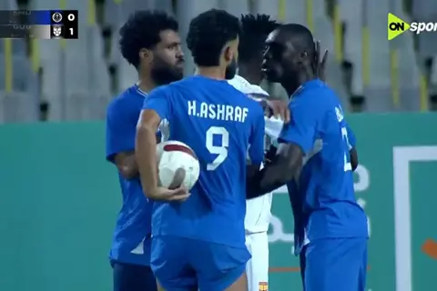 مشادة بين بادجي وحسام أشرف لاعبا سموحة لتسديد ركلة جزاء أمام الجونة