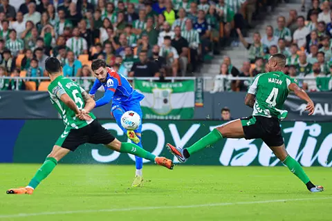 أليكس باينا يسجل هدفا رائعا لأتلتيكو مدريد أمام ريال بيتيس