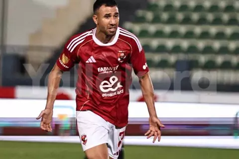 تسديدة قوية من تريزيجيه أمام بتروجيت