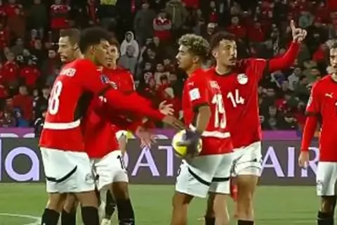  نقاش محتدم بين لاعبي منتخب مصر قبل تنفيذ الركلة الثابتة أمام تشيلي