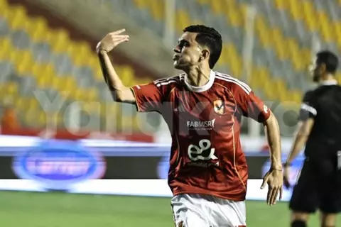 أشرف بنشرقي يحتفل مع الجماهير بهدفه الرائع في كهرباء الإسماعيلية