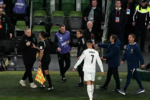 لحظة طرد كريستيانو رونالدو أمام أيرلندا 