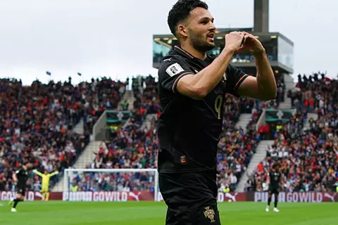 خطأ كارثي يهدي البرتغال الهدف الثالث أمام أرمينيا