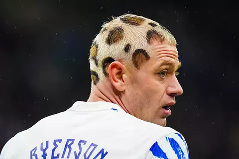 "قصة شعر" غريبة من جوليان رايرسون لاعب النرويج أمام إيطاليا