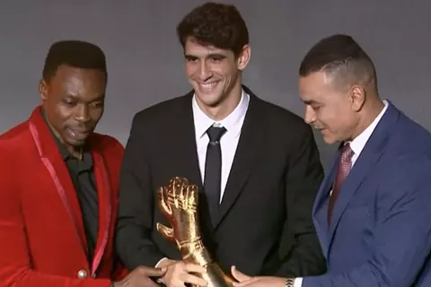 ياسين بونو يفوز بجائزة أفضل حارس مرمى في إفريقيا عام 2025