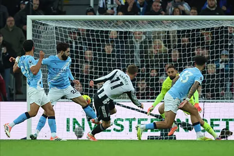 هدف نيوكاسل الأول أمام مانشستر سيتي (هارفي بارنز)