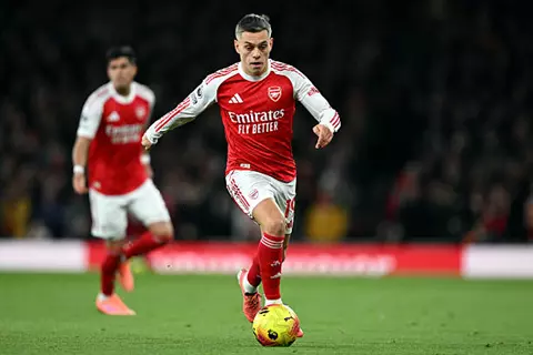 هدف أرسنال الأول أمام توتنهام (تروسارد)