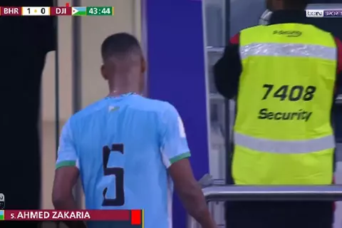 لحظة طرد أحمد زكريا لاعب جيبوتي أمام البحرين 