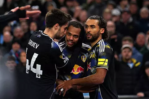 هدف ليدز الأول أمام مانشستر سيتي (دومينيك كالفيرت)