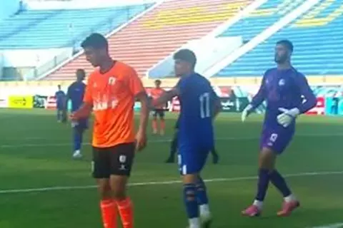 شاهد.. كيف أهدى مدافع تليفونات فاركو ضربة جزاء؟