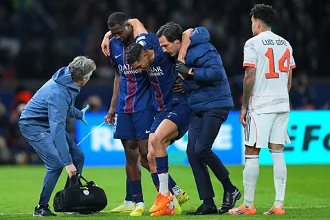 شاهد لحظة إصابة أشرف حكيمي وطرد لويس دياز في مباراة باريس وبايرن