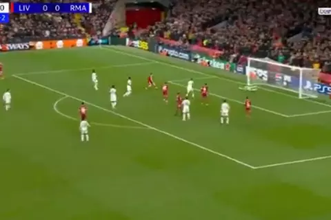 تصدي رائع من كورتوا أمام ليفربول 