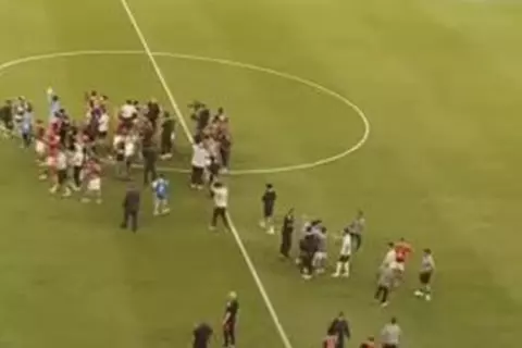 تحية لاعبي الأهلي للجماهير بعد الفوز على سيراميكا كليوباترا