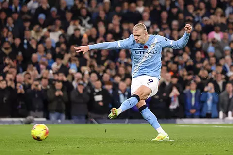 هالاند يهدر ركلة جزاء أمام ليفربول