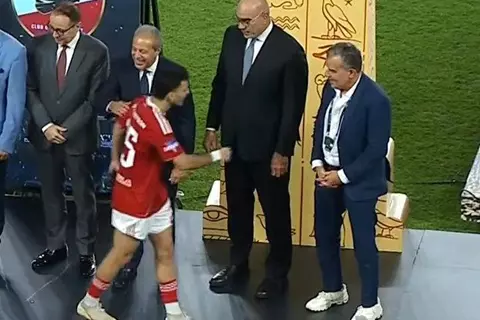 أحمد زيزو يتجاهل تحية هشام نصر نائب رئيس الزمالك لحظة استلام الميداليات