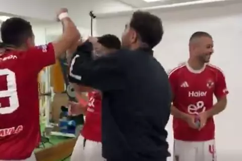 رقص لاعبي الأهلي احتفالا بالسوبر داخل غرفة خلع الملابس