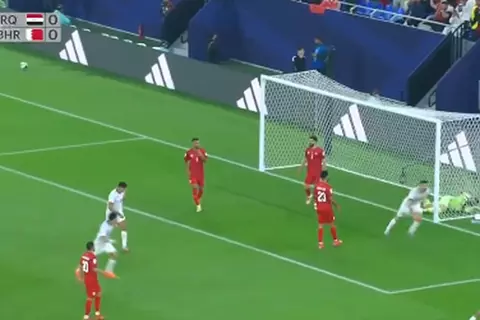 خطأ كارثي من حارس البحرين يتسبب في الهدف الأول 