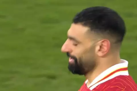 تسديدة محمد صلاح وتصدي حارس إيفرتون