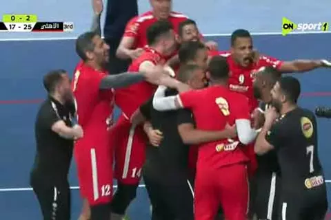 فرحة لاعبي الأهلي بعد الفوز على الزمالك 3-0 والصعود لنهائي دوري الكرة الطائرة