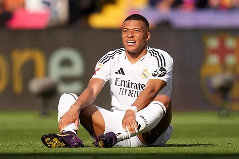 حسرة لاعبي ريال مدريد بعد الخسارة أمام برشلونة