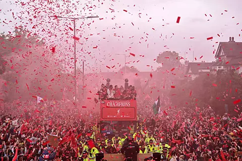 شاهد احتفالات ليفربول بلقب الدوري الإنجليزي الممتاز