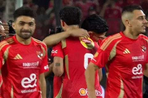 احتفالات لاعبي الأهلي بعد الفوز على فاركو والتتويج  بالدوري