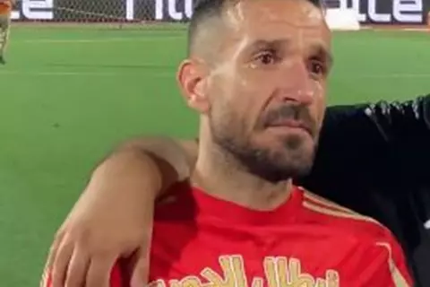 دموع علي معلول بعد مباراة الأهلي وفاركو