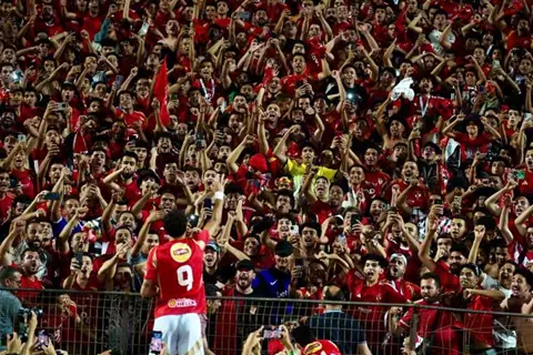 احتفال وسام أبو علي وأشرف شرقي مع جماهير الأهلي